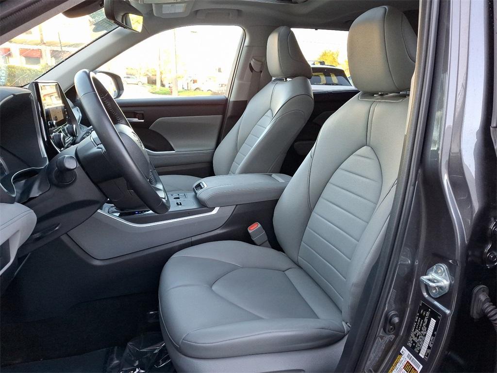 used 2023 Toyota Highlander Hybrid car, priced at $40,690