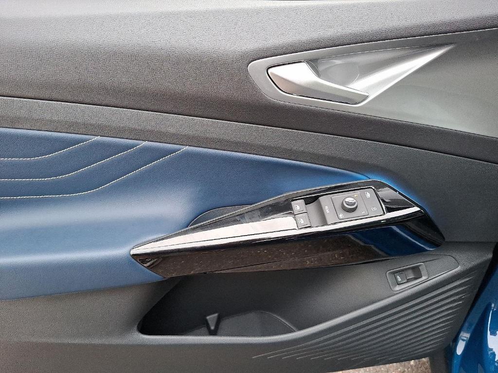 new 2025 Volkswagen ID.4 car, priced at $51,429