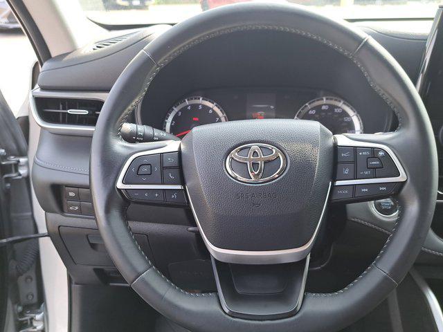 used 2022 Toyota Highlander car, priced at $30,995