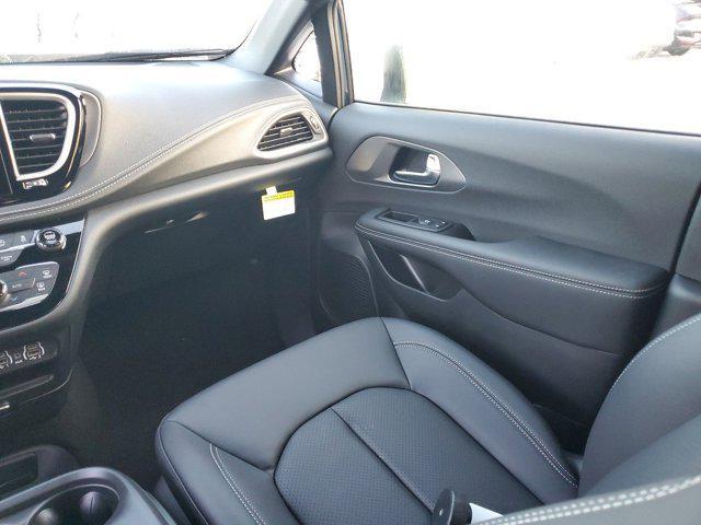 new 2025 Chrysler Pacifica car, priced at $42,220