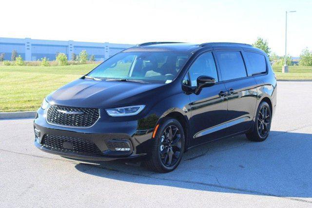 new 2024 Chrysler Pacifica car, priced at $46,040