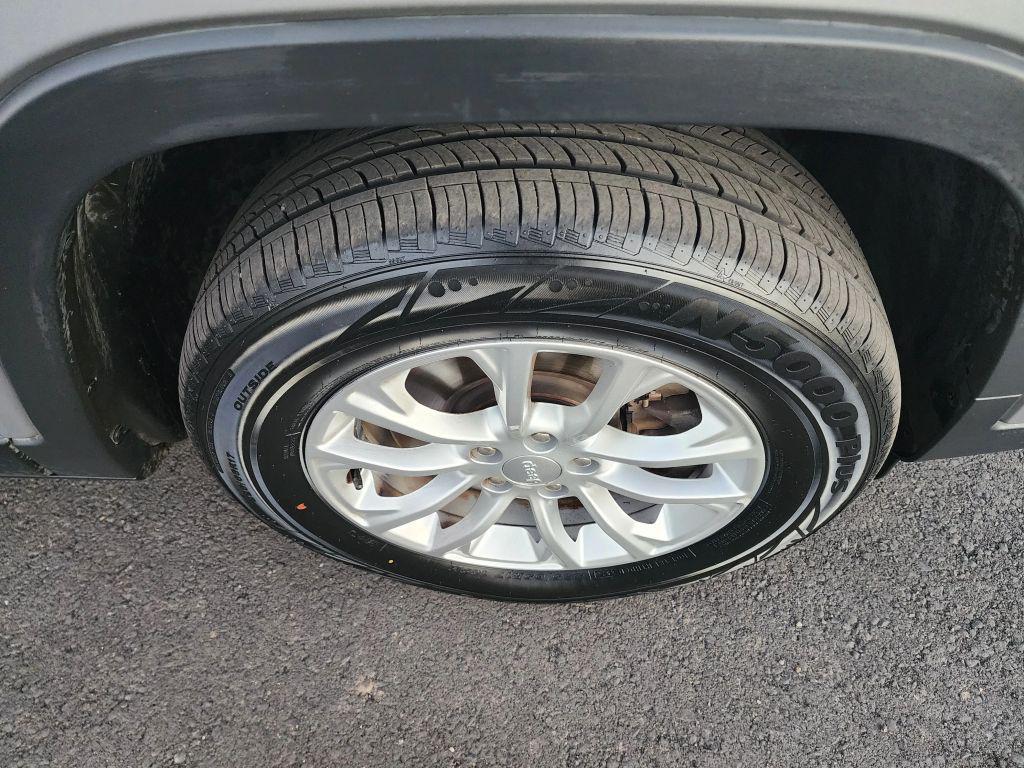 used 2019 Jeep Cherokee car, priced at $10,990