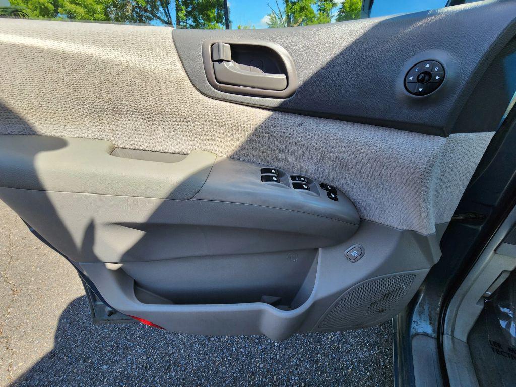 used 2006 Kia Sedona car, priced at $3,990