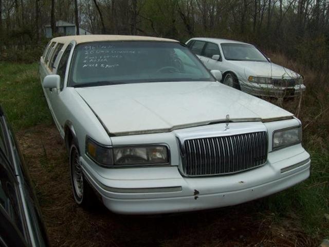 used 1996 Lincoln Town Car car, priced at $2,595