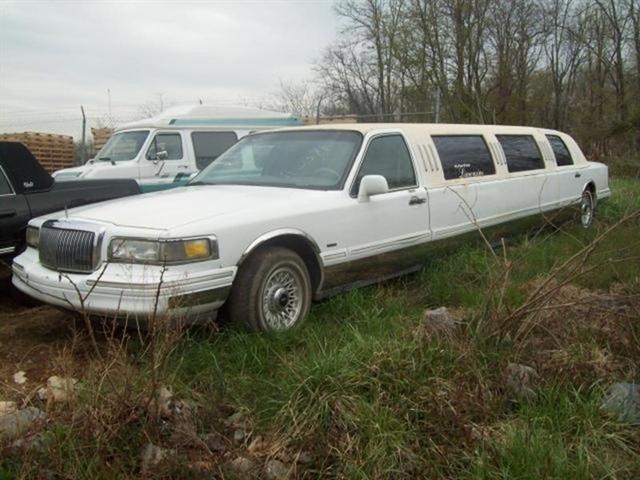 used 1996 Lincoln Town Car car, priced at $2,595