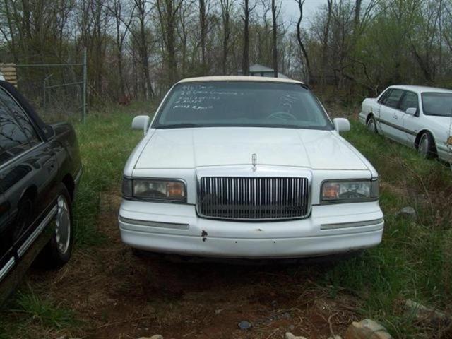 used 1996 Lincoln Town Car car, priced at $2,595