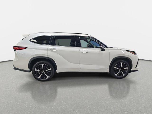used 2021 Toyota Highlander car, priced at $33,482
