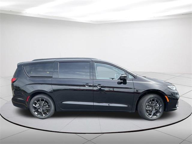 new 2024 Chrysler Pacifica car, priced at $41,322