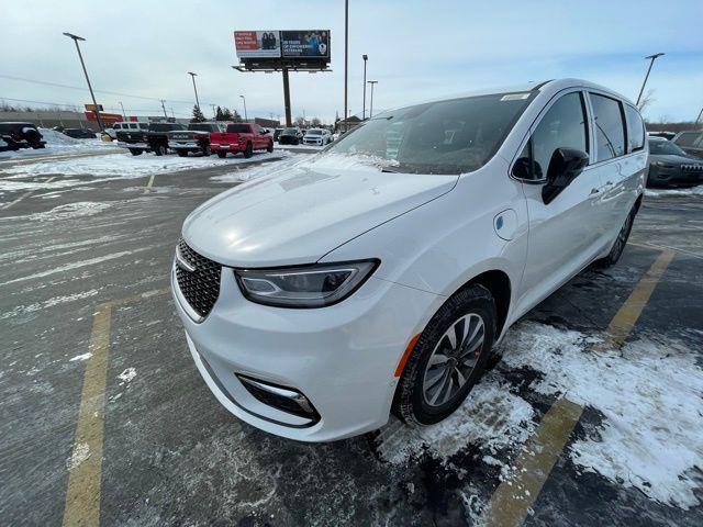 new 2025 Chrysler Pacifica Hybrid car, priced at $45,432