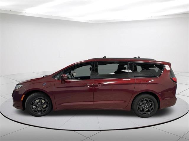 used 2021 Chrysler Pacifica Hybrid car, priced at $31,111