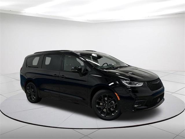 new 2024 Chrysler Pacifica car, priced at $43,932
