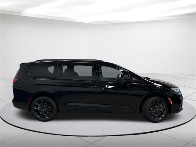 new 2024 Chrysler Pacifica car, priced at $43,932