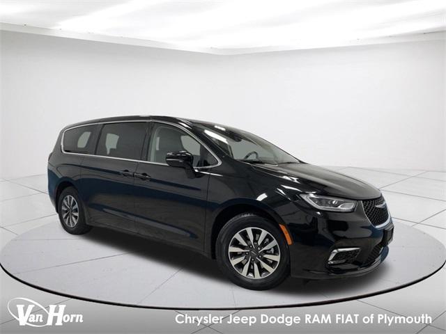 used 2022 Chrysler Pacifica Hybrid car, priced at $31,270