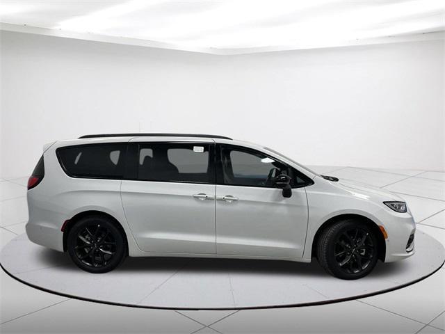 new 2024 Chrysler Pacifica car, priced at $47,186