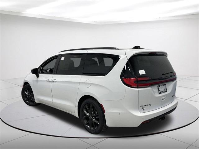 new 2024 Chrysler Pacifica car, priced at $47,186