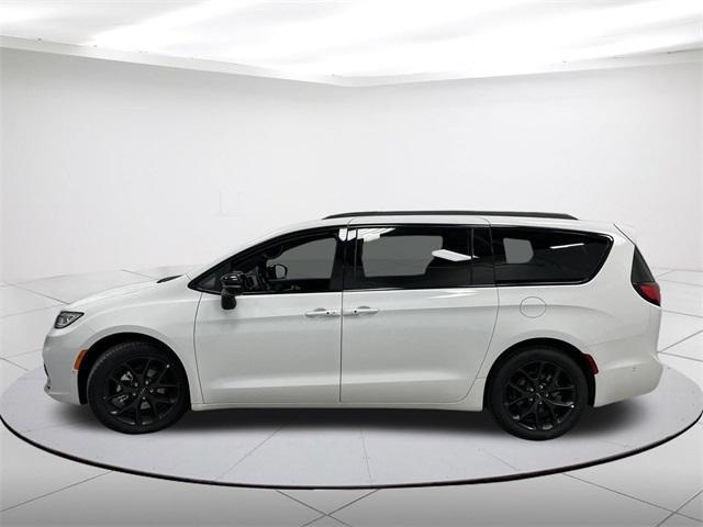 new 2024 Chrysler Pacifica car, priced at $47,186