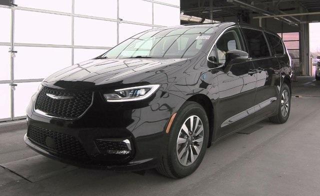 used 2022 Chrysler Pacifica Hybrid car, priced at $31,425