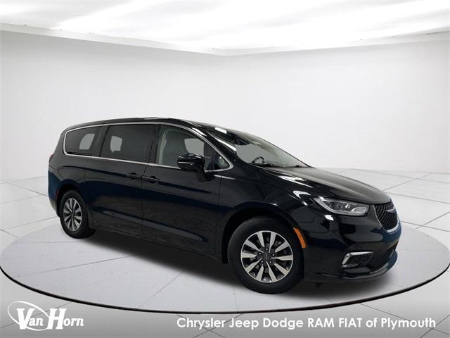 used 2022 Chrysler Pacifica Hybrid car, priced at $31,425