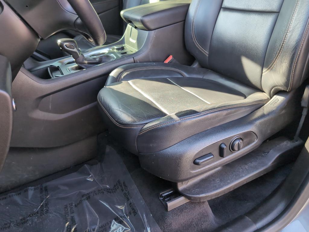 used 2021 Chevrolet Traverse car, priced at $28,489