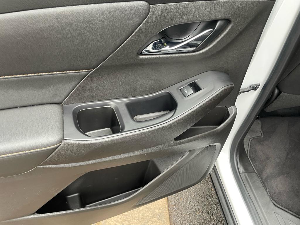 used 2021 Chevrolet Traverse car, priced at $23,268