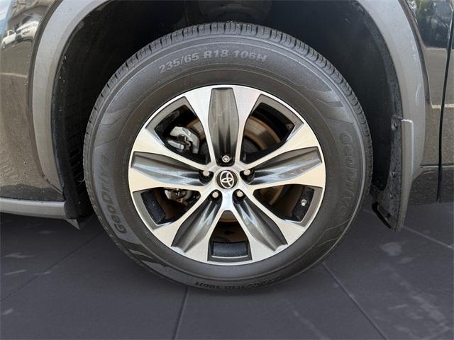 used 2023 Toyota Highlander car, priced at $32,998