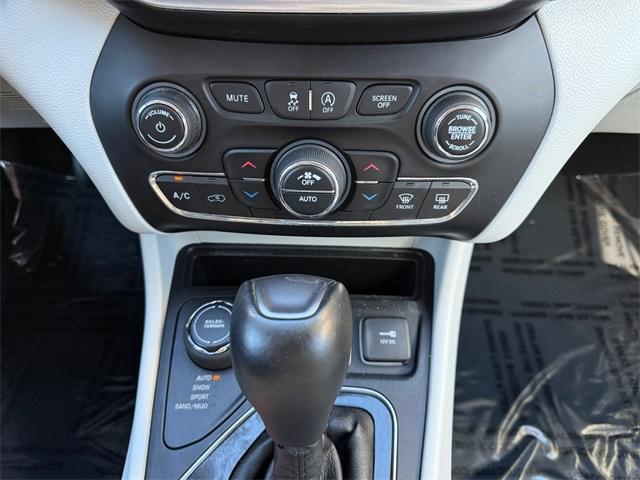 used 2020 Jeep Cherokee car, priced at $20,877