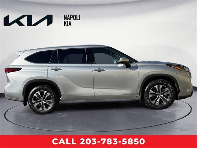 used 2022 Toyota Highlander car, priced at $33,889