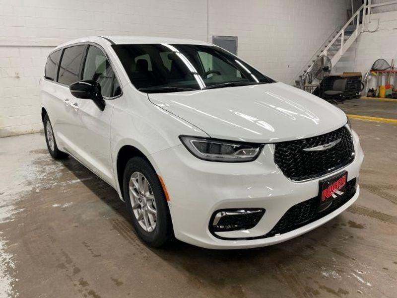 new 2025 Chrysler Pacifica car, priced at $42,697