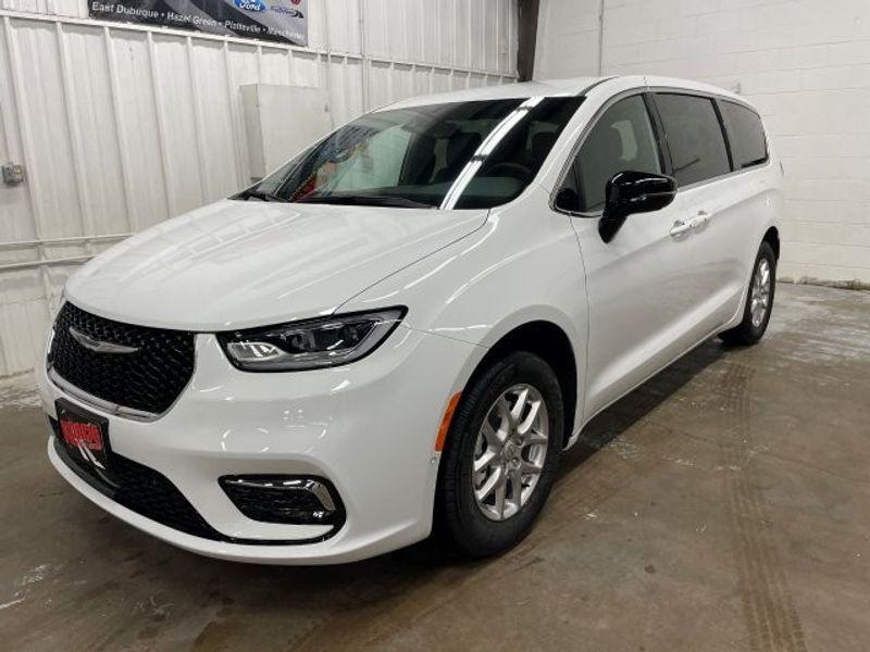 new 2025 Chrysler Pacifica car, priced at $42,697