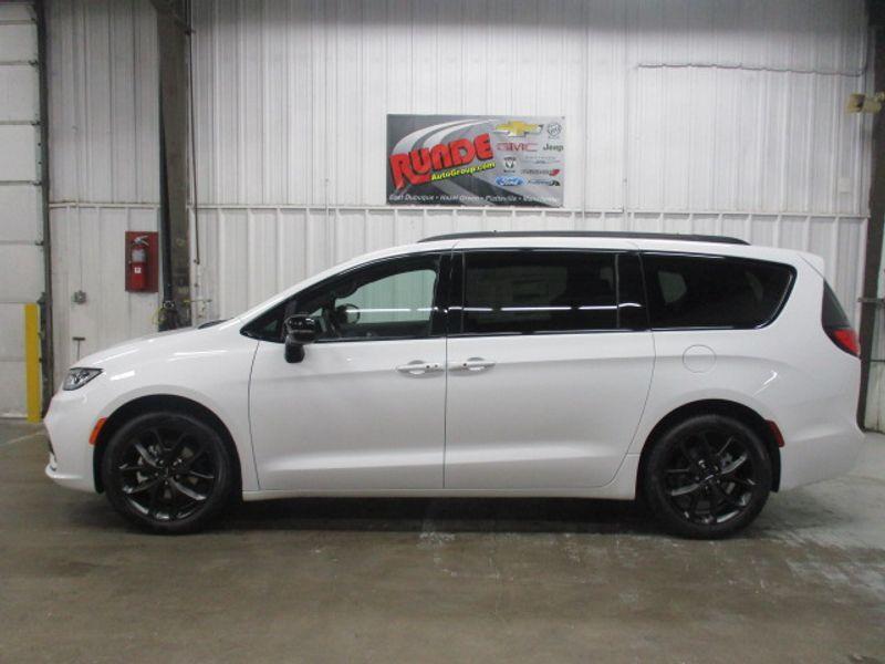 new 2024 Chrysler Pacifica car, priced at $43,900