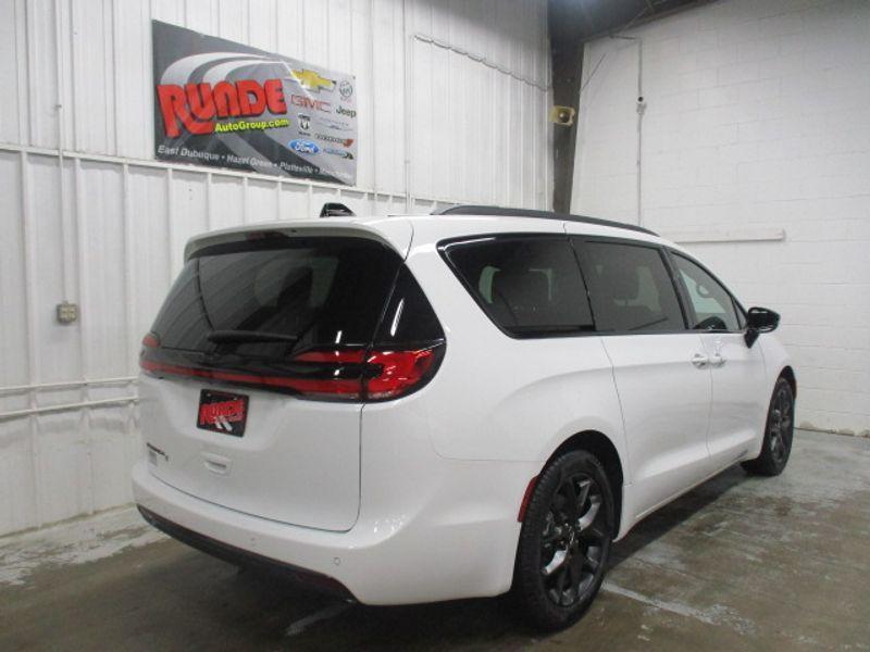 new 2024 Chrysler Pacifica car, priced at $45,400