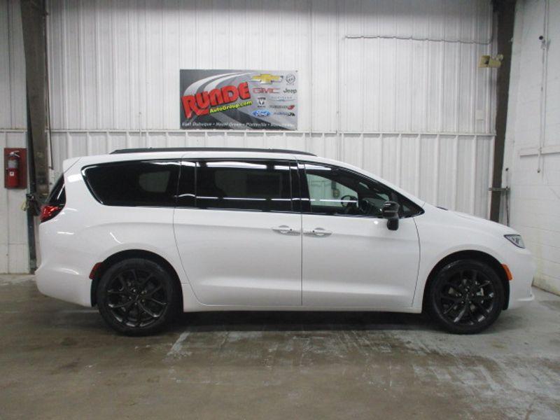 new 2024 Chrysler Pacifica car, priced at $44,400