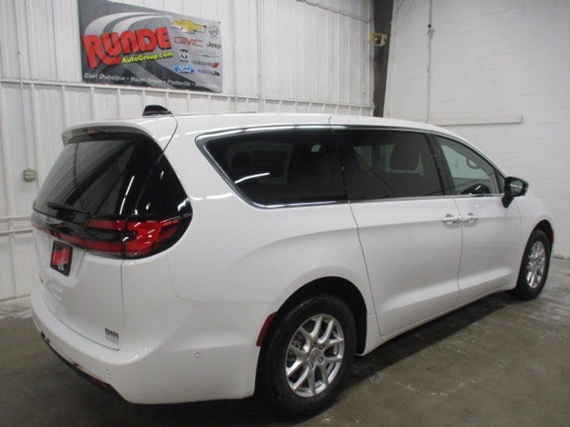 new 2024 Chrysler Pacifica car, priced at $43,350