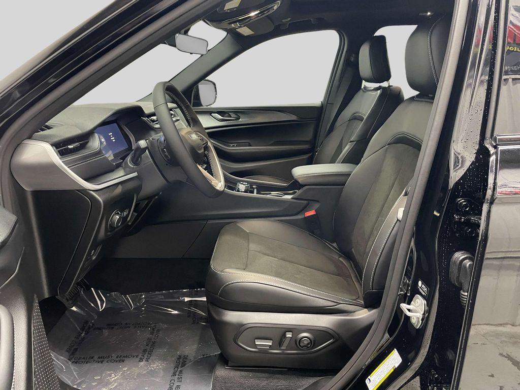 new 2025 Jeep Grand Cherokee car, priced at $43,446