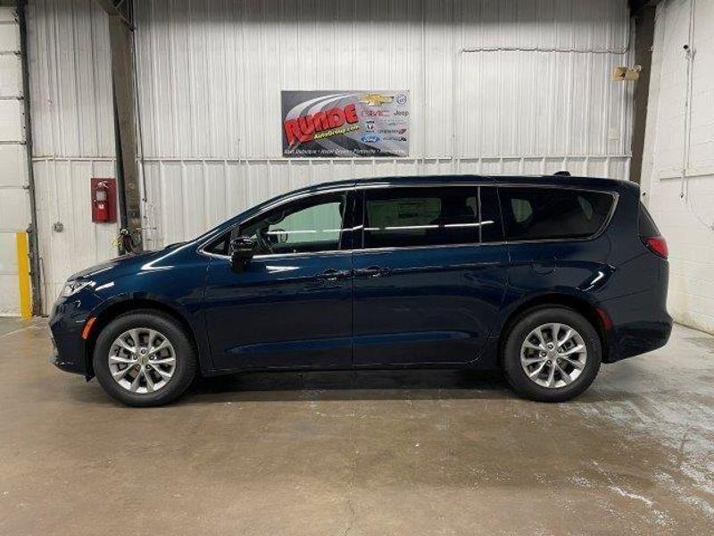 new 2025 Chrysler Pacifica car, priced at $47,635