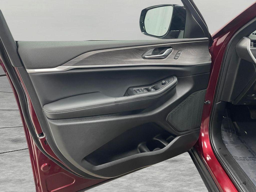 new 2025 Jeep Grand Cherokee car, priced at $50,224