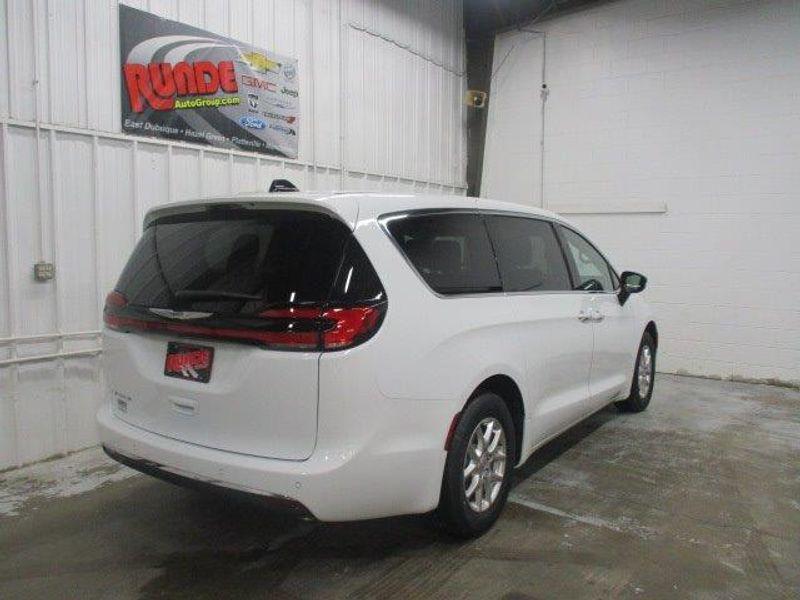 new 2024 Chrysler Pacifica car, priced at $42,155