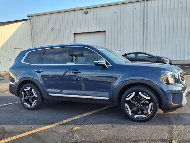 used 2023 Kia Telluride car, priced at $31,900