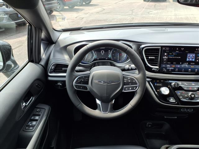 new 2025 Chrysler Pacifica car, priced at $44,445