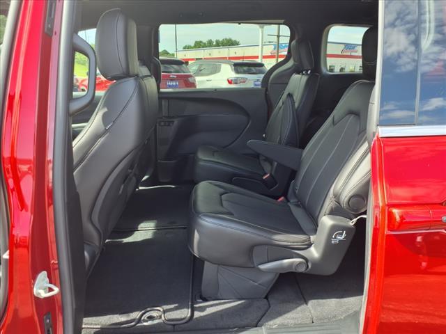 new 2025 Chrysler Pacifica car, priced at $44,713