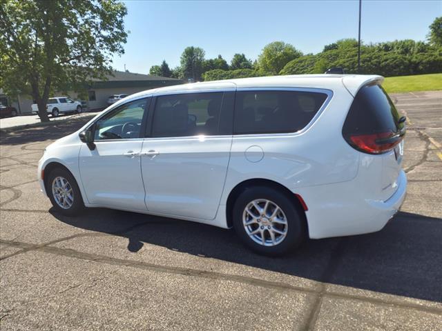 new 2024 Chrysler Pacifica car, priced at $39,299