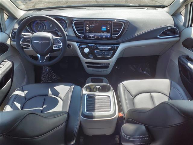 new 2024 Chrysler Pacifica car, priced at $39,299