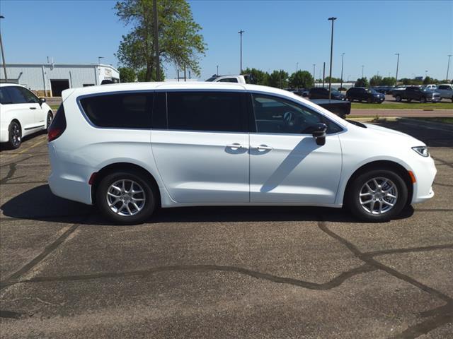 new 2024 Chrysler Pacifica car, priced at $39,299