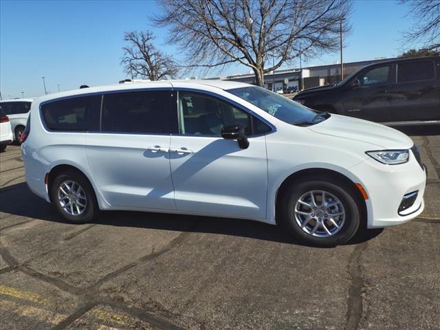 new 2024 Chrysler Pacifica car, priced at $39,299