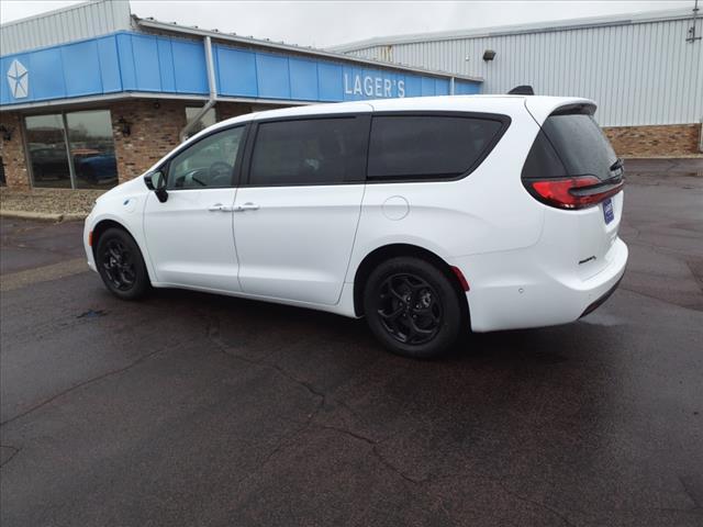 new 2024 Chrysler Pacifica Hybrid car, priced at $43,017