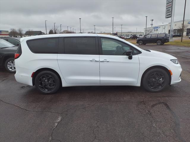 new 2024 Chrysler Pacifica Hybrid car, priced at $43,017