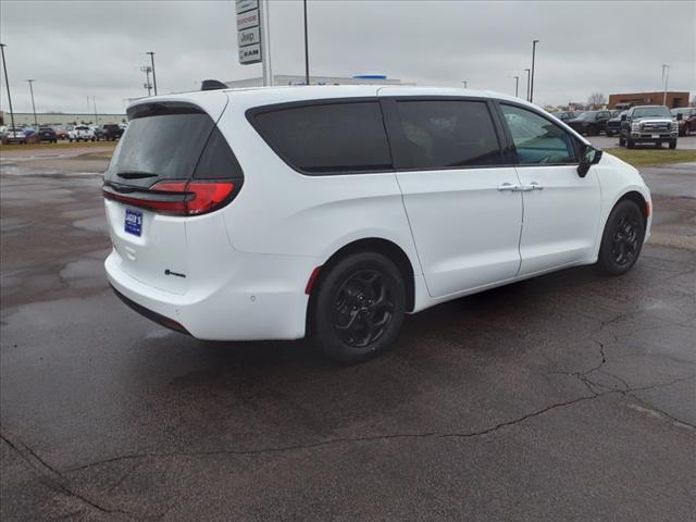 new 2024 Chrysler Pacifica Hybrid car, priced at $43,017