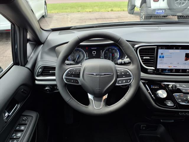 new 2025 Chrysler Pacifica car, priced at $44,713