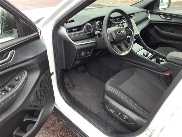 new 2025 Jeep Grand Cherokee car, priced at $41,299