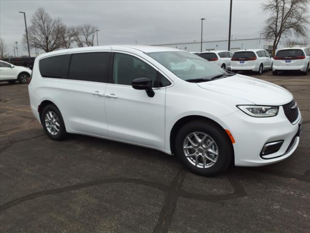 new 2024 Chrysler Pacifica car, priced at $39,299